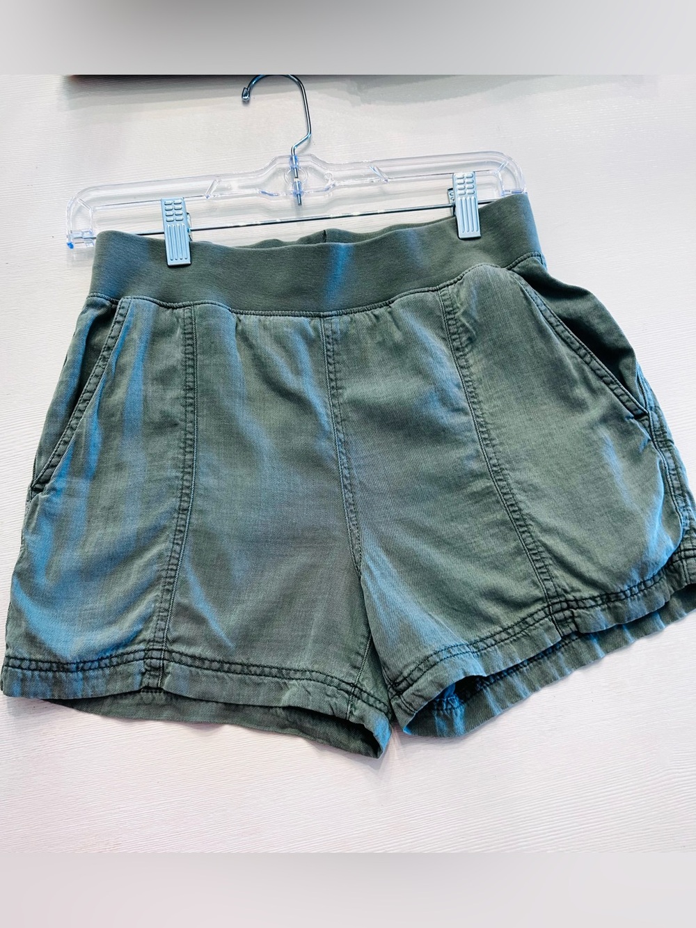 Faherty Arlie linen women’s pull on linen blend day shorts Olive Green Small